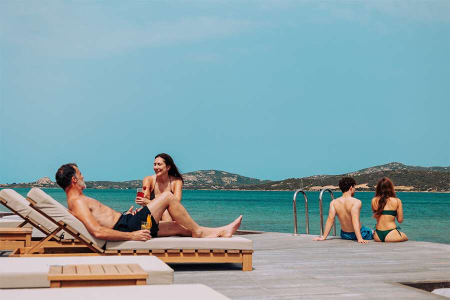 Cala di Falco: il relax continua sul solarium affacciato sul mare Cala di Falco: il relax continua sul solarium affacciato sul mare