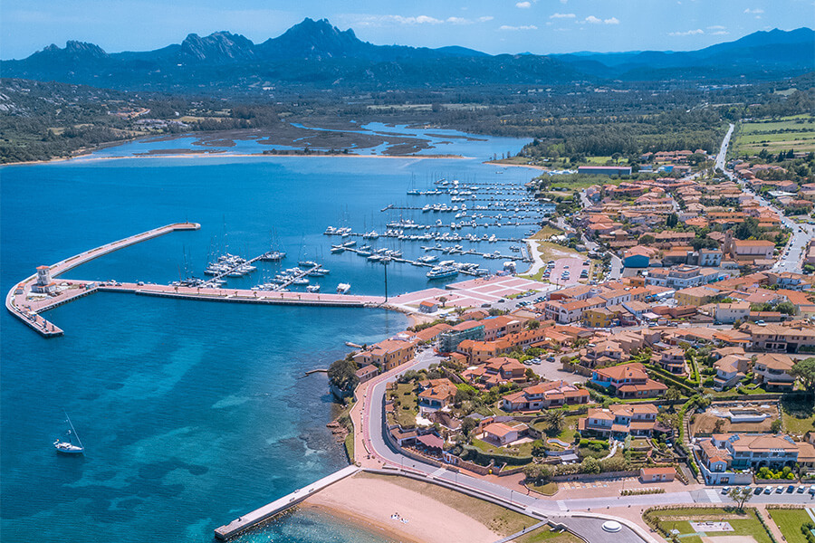 Vista aera del golfo di Cannigione, a due passi dalla Costa Smeralda